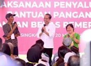 Presiden Jokowi Serahkan Bantuan Pangan ke Masyarakat Kota Singkawang