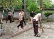 Peduli Tempat Ibadah, Polsek Selaparang Gotong Royong di Pura Dalem Siwa Prastha