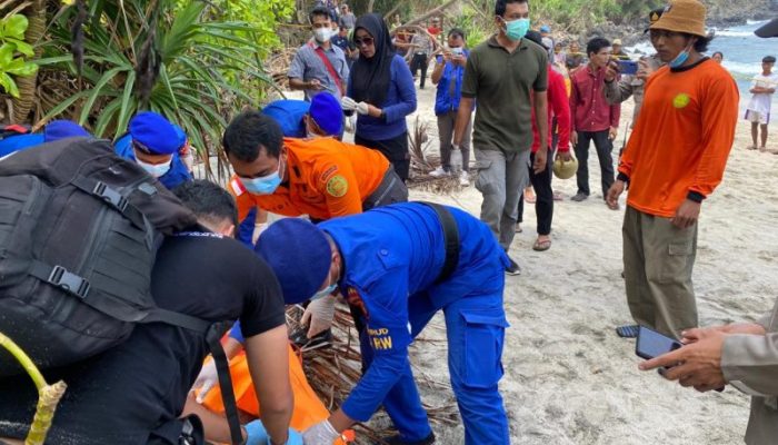 Polairud Polda NTB Evakuasi Jenazah Perempuan Ditemukan di Pesisir Lombok Utara