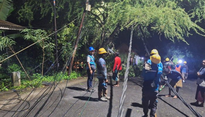 4 Tiang Listrik Roboh di Kuta, 30 Personel PLN Gerak Cepat Pulihkan Jaringan