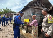 Ditpolairud Polda NTB Salurkan Bantuan Beras Hasil Gerakan 1.000 Rupiah untuk Korban Banjir di Sekotong