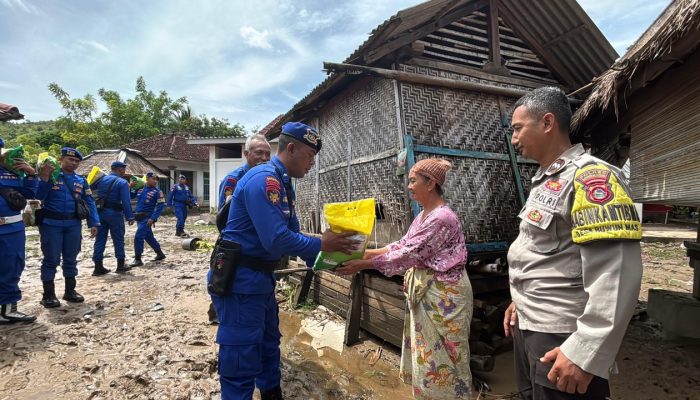 Ditpolairud Polda NTB Salurkan Bantuan Beras Hasil Gerakan 1.000 Rupiah untuk Korban Banjir di Sekotong