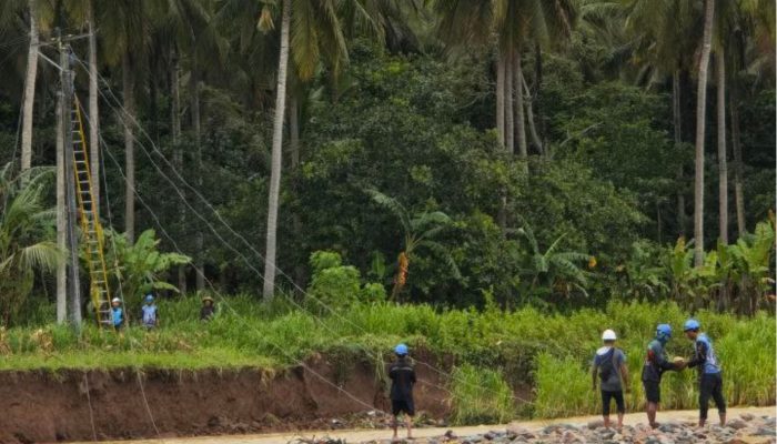 Terjang Arus Sungai 200 Meter, PLN Berhasil Pulihkan Listrik Pasca Banjir di Mecanggah Lombok Barat