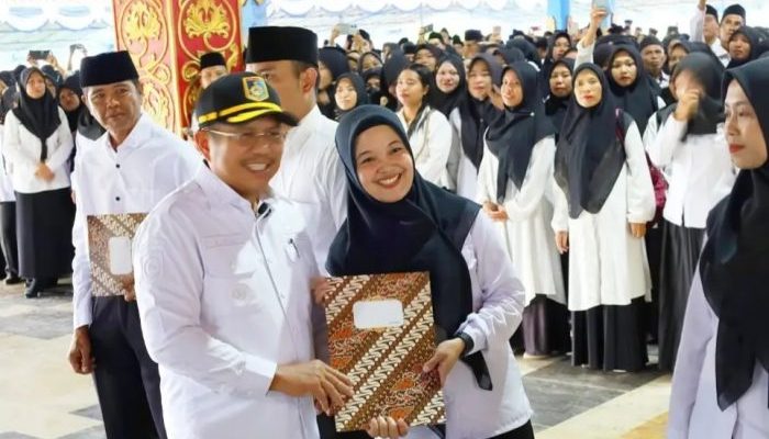 Kepastian Status Tenaga Honorer Lobar Terjawab, Bupati LAZ Serahkan 2.997 SK P3K Paruh Waktu