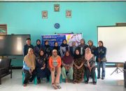 Kreatif, Mahasiswa KKN PMD Unram Ajak Masyarakat Desa Peresak Mengolah Ampas Kelapa Menjadi Tepung