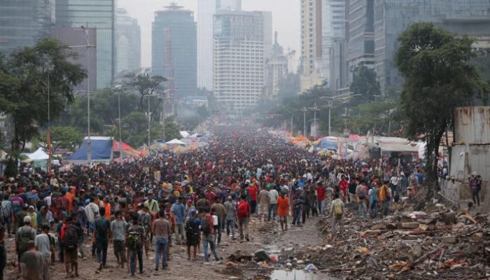 Reklamasi Kesadaran: Membedah Paradoks Keadilan dan Manifestasi Nilai Profetik di Indonesia