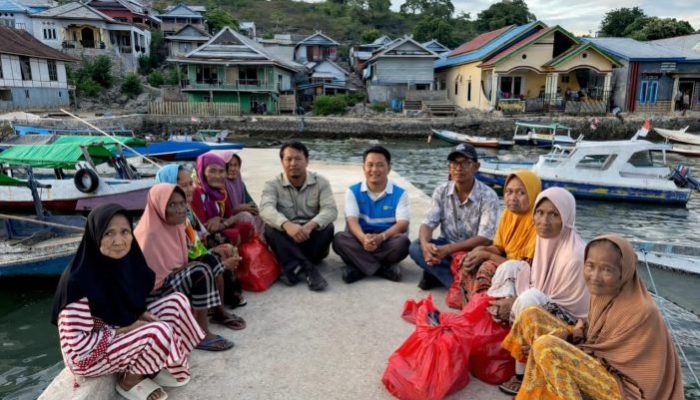 Ramadan 1447H, YBM PLN UIW NTB Salurkan Bantuan Sembako untuk Lansia Dhuafa di Bajo Pulau