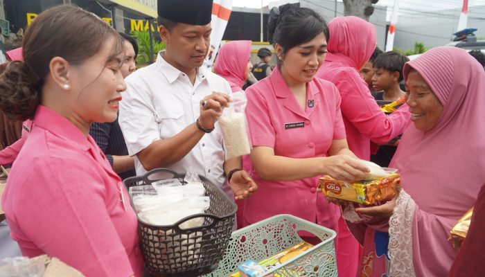 Momen Ramadhan, Sat Reskrim Polresta Mataram Berbagi Takjil untuk Pengendara