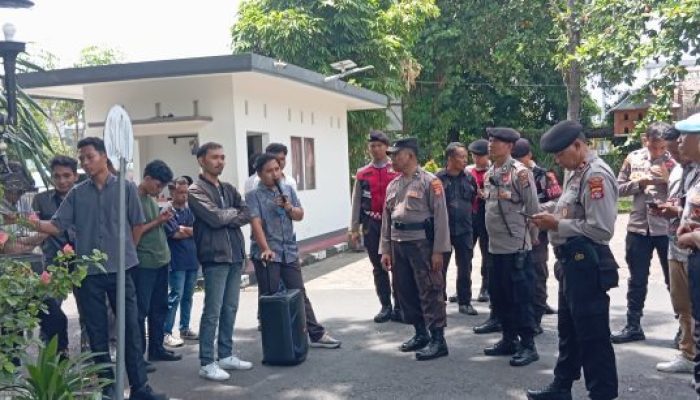 Koalisi Pemuda NTB Gelar Aksi Desak Blacklist Kontraktor Proyek Jalan di Sumbawa