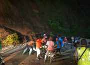 Gerak Cepat BJN, BPBD dan Damkar Bersama TNI–Polri Bersihkan Longsor Jalur Pusuk Sembalun