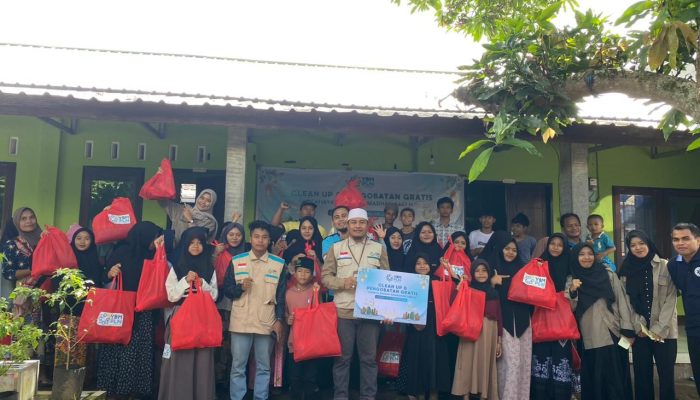 Momentum Ramadhan, PLN NTB dan YBM PLN Hadirkan Clean Up dan Pengobatan Gratis