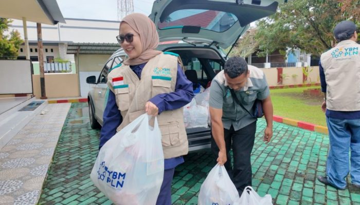 Perkuat Social Impact Ramadan, PLN UIW NTB Salurkan Bantuan YBM di Sumbawa