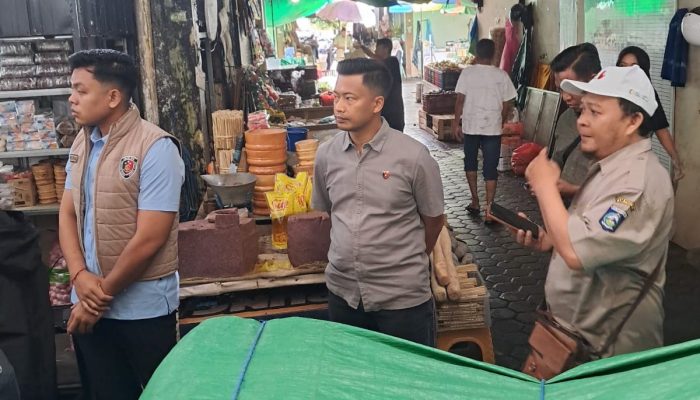 Kasat Reskrim Polresta Mataram Dampingi Satgas Cek Harga di Pasar Mandalika