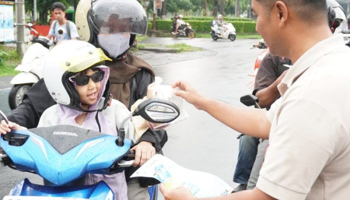 PLN UIW NTB Berbagi Takjil dan Sosialisasikan Promo “Ramadan Terang, Lebaran Tenang” di Mataram dan Lombok Timur