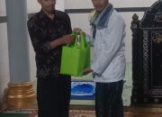Berkah Ramadhan: Kepala MTsN 2 Lombok Barat Wakafkan Al-Quran untuk Syiar Tadarusan di Dusun Mejeti