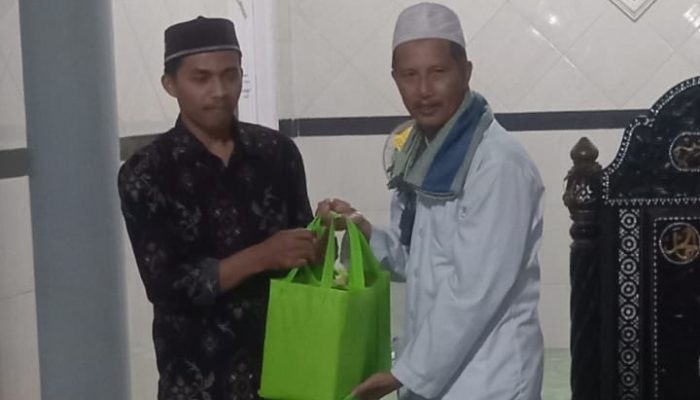 Berkah Ramadhan: Kepala MTsN 2 Lombok Barat Wakafkan Al-Quran untuk Syiar Tadarusan di Dusun Mejeti