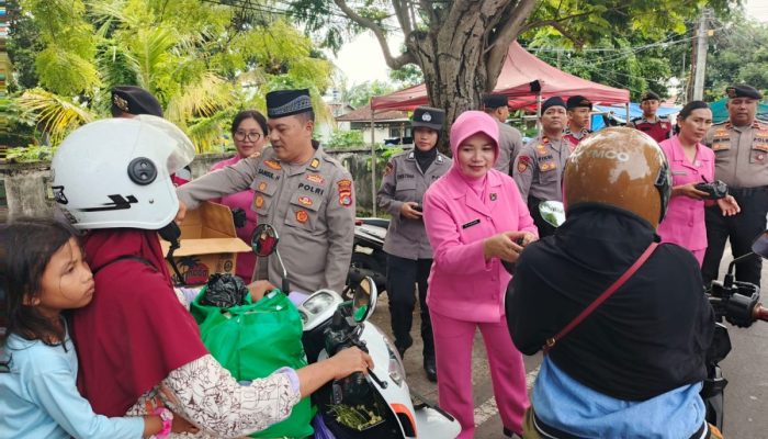 Tebar Berkah Ramadan, Polresta Mataram Bersama Bhayangkari Bagikan Takjil untuk Masyarakat