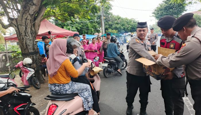 Tebar Berkah Ramadan, Polresta Mataram Bersama Bhayangkari Bagikan Takjil untuk Masyarakat